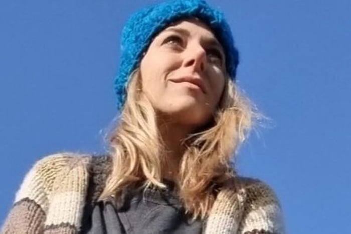 Mariana Derderian posa de casaco e touca - Metrópoles