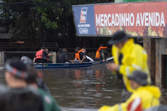 Resgate de moradores no Rio Grande do Sul enchentes chuvas